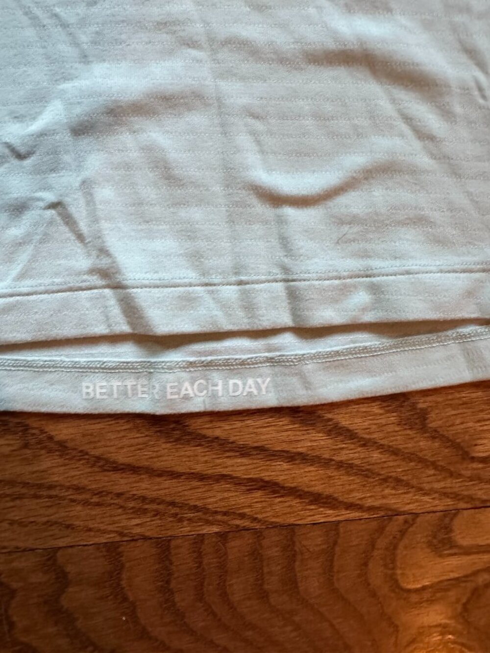 Lululemon "license to train" classic fit top, Size 6 - Picture 3 of 7